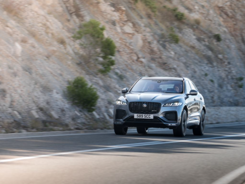 NEW JAGUAR F-PACE: LUXURIOUS, CONNECTED, ELECTRIFIED - JLR TeamTalk