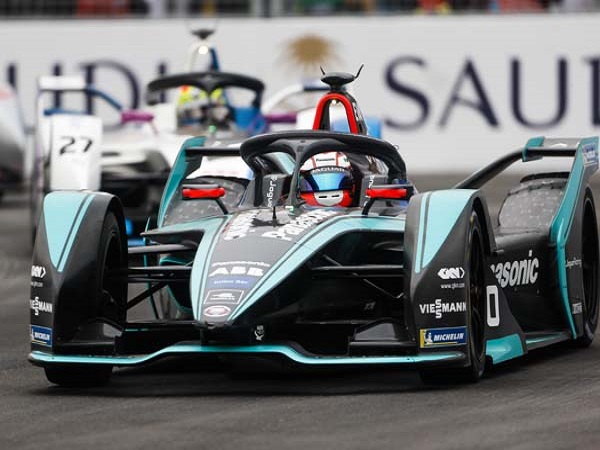 Panasonic Jaguar Racing secures a double points finish in trying conditions in Saudi Arabia