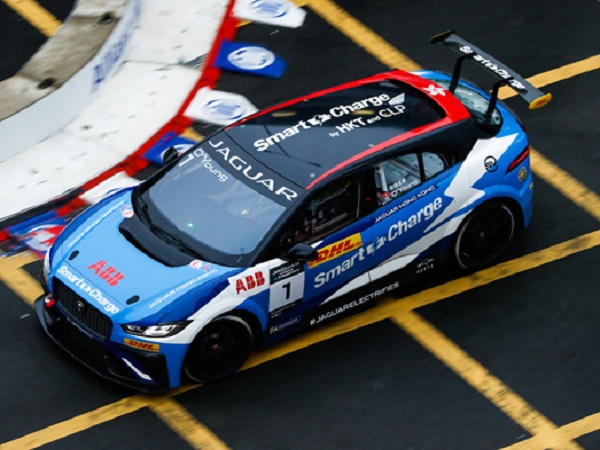 I-PACE eTROPHY R3: Bryan Sellers excels on the wet streets of Hong Kong