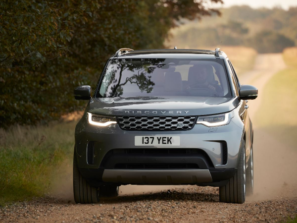 New Discovery: efficient powertrains, enhanced connectivity and more comfort